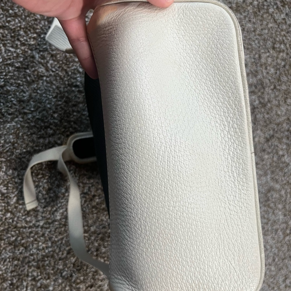 Gucci Beige Backpack with Floral Accents - Picture 2 of 11